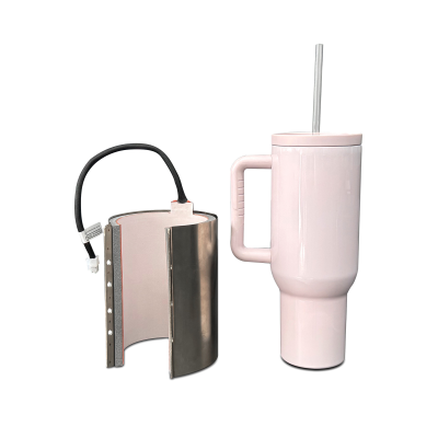 Copo térmico rosa com alça e canudo e componente metálico ao lado