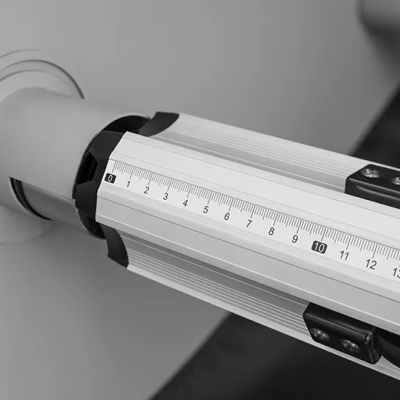 Régua branca com números de 0 a 15 fixada em parede