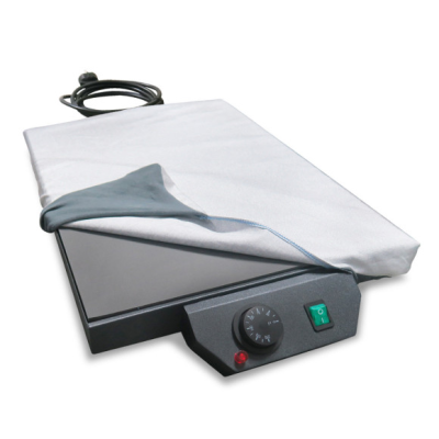 Prato aquecido retangular metálico com botão e interruptor, parcialmente coberto por capa branca e cinzenta