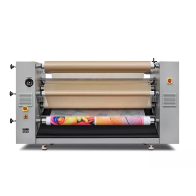 Máquina laminadora industrial com papel castanho e impressão colorida