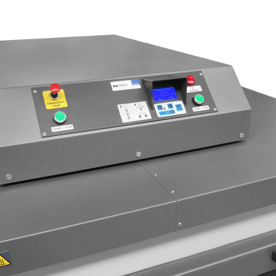 Máquina industrial cinzenta com painel de controlo e botões de emergência