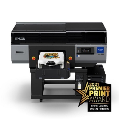 Impressora Epson SureColor F2100 a imprimir t-shirt branca com selo de prémio 2021