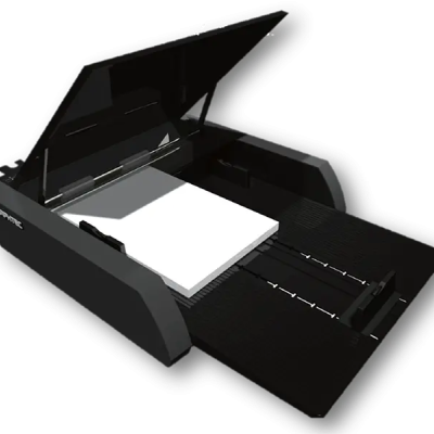 Impressora 3D preta com plataforma branca e tampa aberta