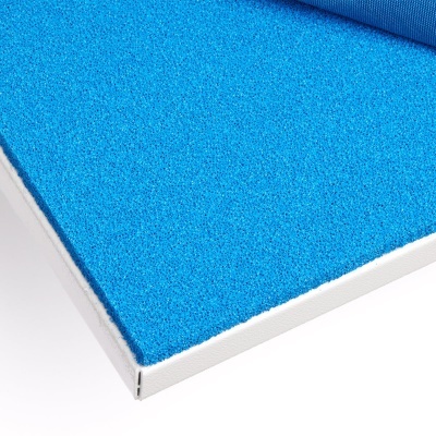 Peça retangular de espuma azul com bordas brancas e tecido azul enrolado