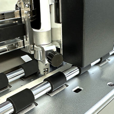 Máquina industrial metálica com componentes em aço inoxidável e plástico preto