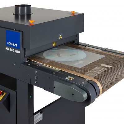 Máquina industrial SCHULZE KM 800 PRO preta com correia transportadora