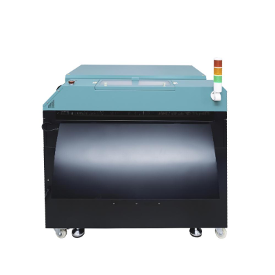 Máquina industrial azul e preta com painel superior e torre de luz colorida