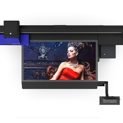Impressora digital a imprimir imagem colorida de mulher com vestido vermelho
