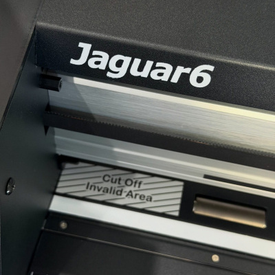 Equipamento eletrónico preto com texto Jaguar 6 e etiqueta Cut Off Invalid Area