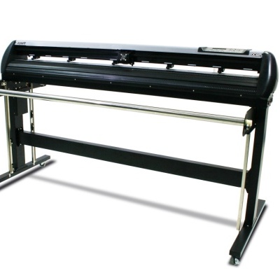 Plotter de corte com estrutura metálica e barra cromada em fundo branco