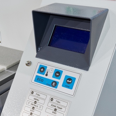 Máquina cinzenta com ecrã e painel de controle azul e branco