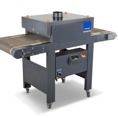 Máquina industrial cinzenta com correia transportadora e painel de controlo