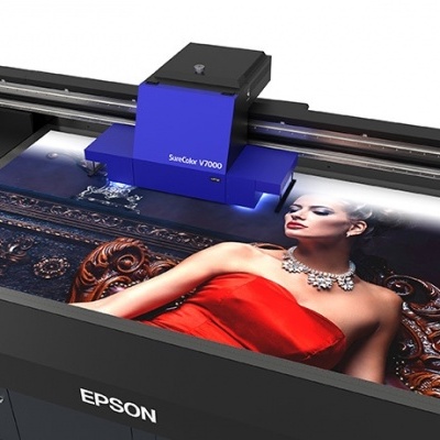 Impressora Epson a imprimir imagem de mulher com vestido vermelho e colar prata