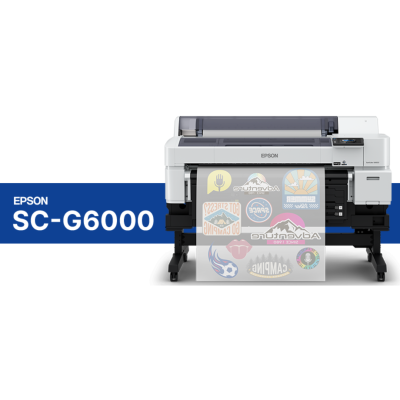 Impressora Epson SC-G6000 a imprimir adesivos coloridos sobre fundo branco com faixa azul.