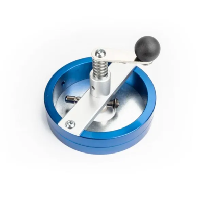 Moedor manual circular azul com manivela e pega preta.