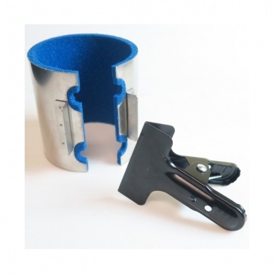 Apoio de pulso metálico com revestimento azul e mola preta para fixação