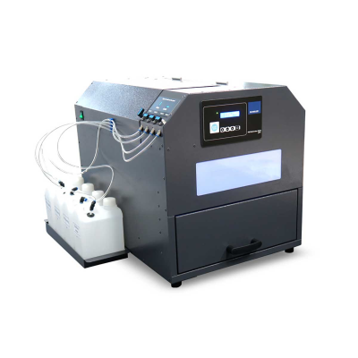 Máquina industrial cinzenta com ecrã digital e garrafas ligadas por tubos