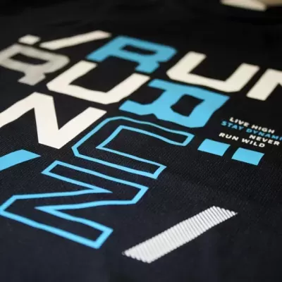 T-shirt preta com texto gráfico branco e azul