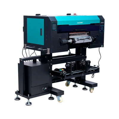 Impressora industrial InkONE em preto e azul-turquesa com suportes e rodas.