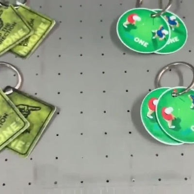 Impressora InkONE a imprimir gráficos coloridos em objetos com scanner inteligente