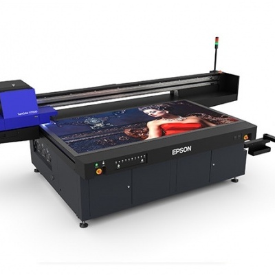 Impressora Epson de grande formato com computador e imagem colorida impressa