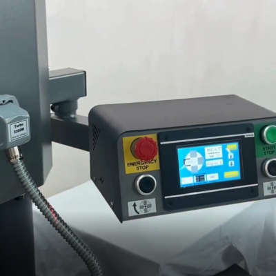 Painel de controlo eletrónico com ecrã colorido e botões de emergência