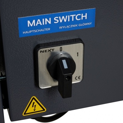 Interruptor principal preto com indicação 'MAIN SWITCH' em painel azul