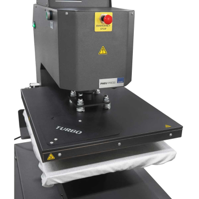 Máquina de prensa térmica preta com botão de emergência vermelho