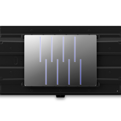 Painel táctil prateado com linhas azuis em base preta