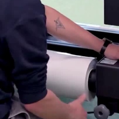 Impressora Epson a imprimir e técnico a trocar rolo de papel