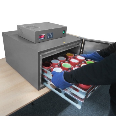 Máquina de secagem cinza com canecas coloridas e painel digital