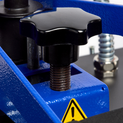 Peça de equipamento azul com botão de aperto preto e aviso triangular amarelo