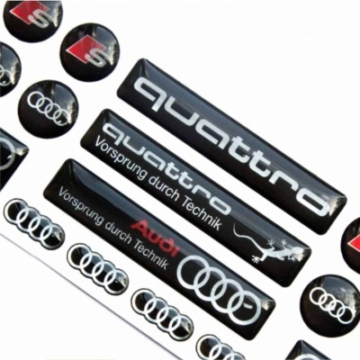 Autocolantes Audi preto com texto e logótipos em branco e vermelho