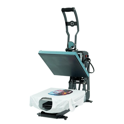 Prensa térmica preta com t-shirt branca estampada numa superfície branca