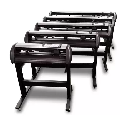 Cinco plotters de corte pretos e cinzas alinhados em fileira