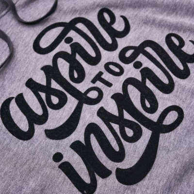 Camisola cinzenta com texto preto 'Aspire TO inspire'