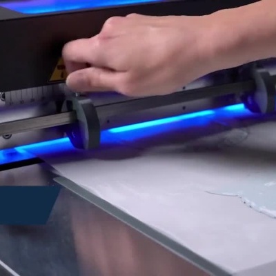 Máquina de corte DTF CUTTER STATION da Schulze em funcionamento e controlo.