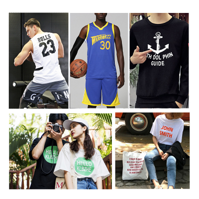 Várias camisolas e t-shirts com diferentes textos e números em vários cenários.