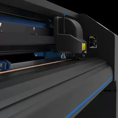 Impressora grande formato preta e azul em estúdio