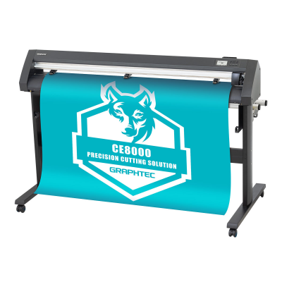 Impressora de vinil CE8000 preta a imprimir um vinil azul com logótipo branco de lobo