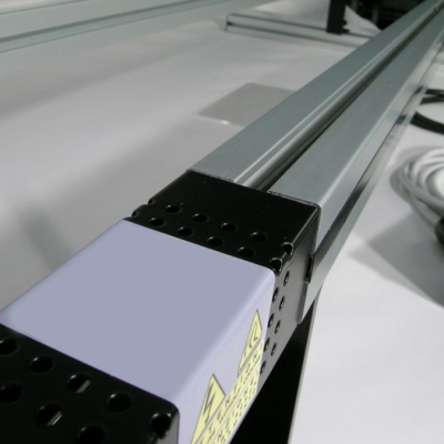 Perfil de alumínio prata com ponta preta e branca sobre mesa