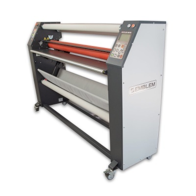 Aparelho de laminagem com estrutura metálica e cilindro laranja em fundo branco