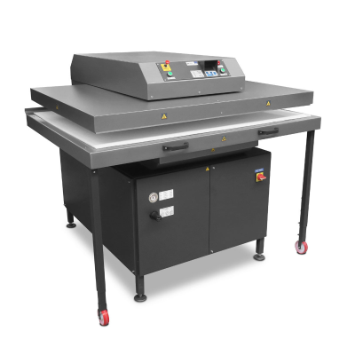 Máquina industrial de prensa térmica cinza e preto com botões e ecrã digital em fundo branco