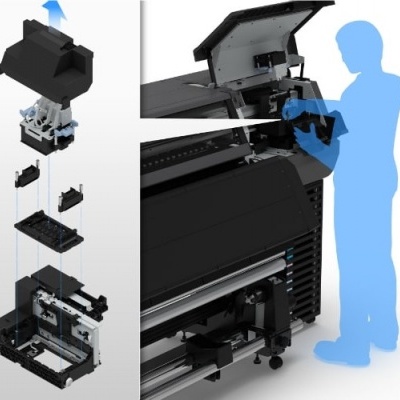 Desmontagem detalhada de impressora grande com figura humana azul usando-a
