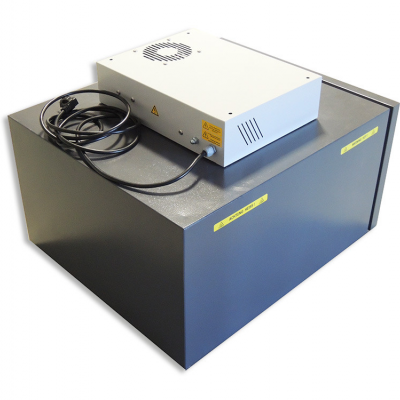 máquina industrial cinza com caixa branca e cabos pretos