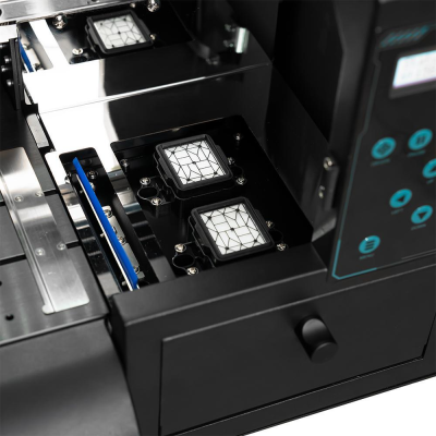 Impressora 3D preta a imprimir estruturas geométricas brancas sobre plataformas retangulares