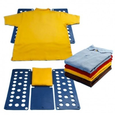 Tábua dobrável azul para dobrar roupa com t-shirts coloridas dobradas e uma amarela aberta