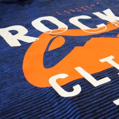 T-shirt azul com estampa gráfica em laranja e branco