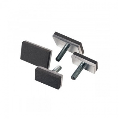 Conjunto de parafusos com cabeças retangulares pretas e bases metálicas prateadas