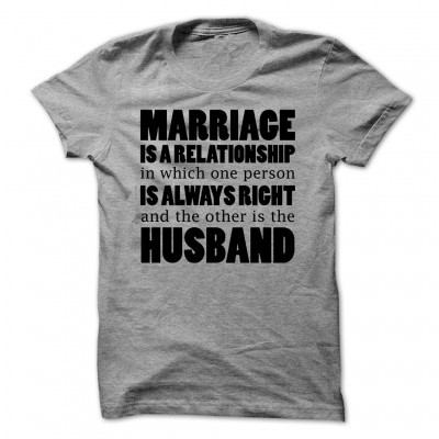 Camiseta cinzenta com texto a preto sobre casamento e marido